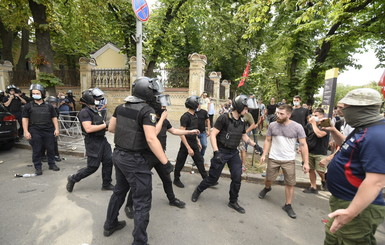 Число админпротоколов на противников ЛГБТ-рейва под Офисом президента достигло 12