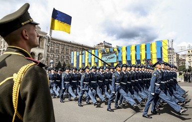 Парад ко Дню Независимости: 5000 военных, сотни единиц техники, артиллерийский салют и бой с 