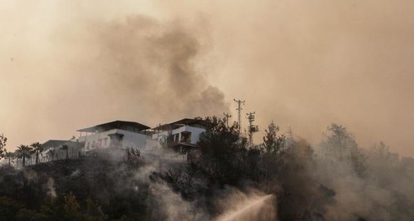 МИД обратился к украинцам в связи с пожарами в Греции и Северной Македонии