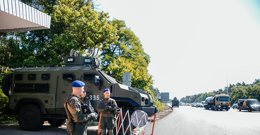 В Киеве проходят масштабные учения - выставлены блокпосты, бронетехника и усиленная охрана