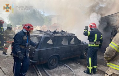 В Киеве огонь с загоревшегося здания перешел на гаражи  