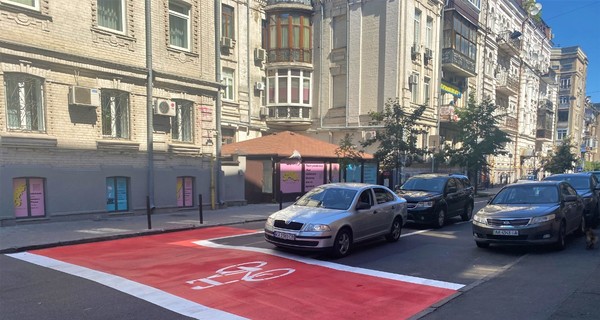 В Киеве появились велосипедные зоны ожидания