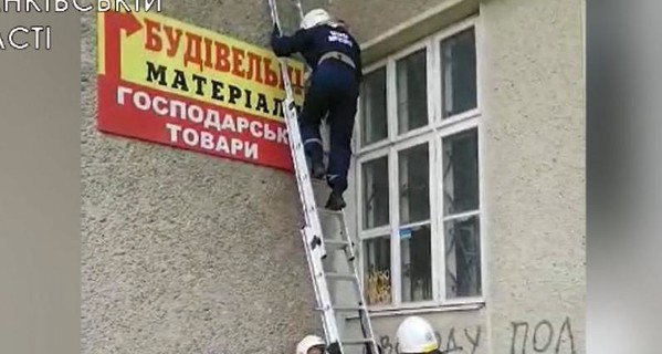 На Закарпатье спасали троих детей, застрявших на лестничной площадке многоэтажки