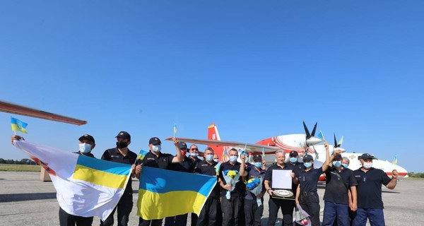 Украинские спасатели, помогавшие тушить пожары в Турции, вернулись домой