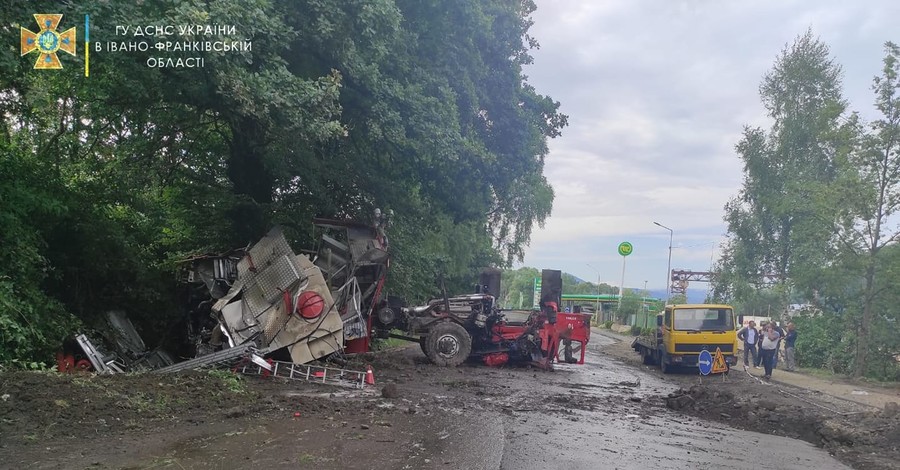 На Ивано-Франковщине перевернулся пожарный автомобиль, пострадали шестеро спасателей