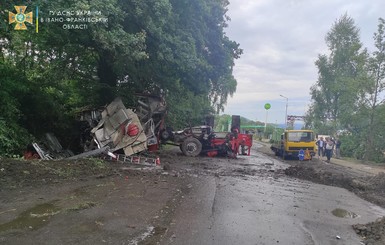 На Ивано-Франковщине перевернулся пожарный автомобиль, пострадали шестеро спасателей