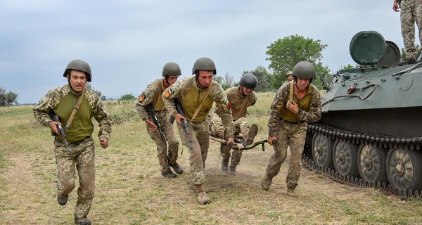 На Донбассе под вражеским огнем погиб украинский боец