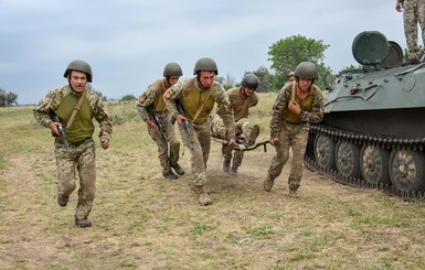 На Донбассе под вражеским огнем погиб украинский боец