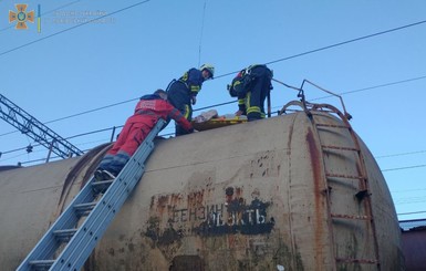 На Львовщине девочка попала в реанимацию после того, как залезла на вагон