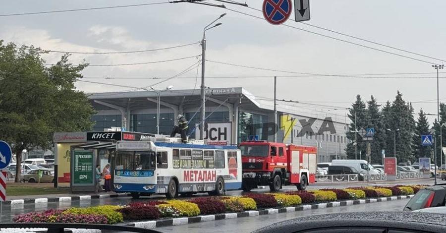 В Харькове молния ударила в троллейбус и в 100-метровый флагшток с флагом Украины