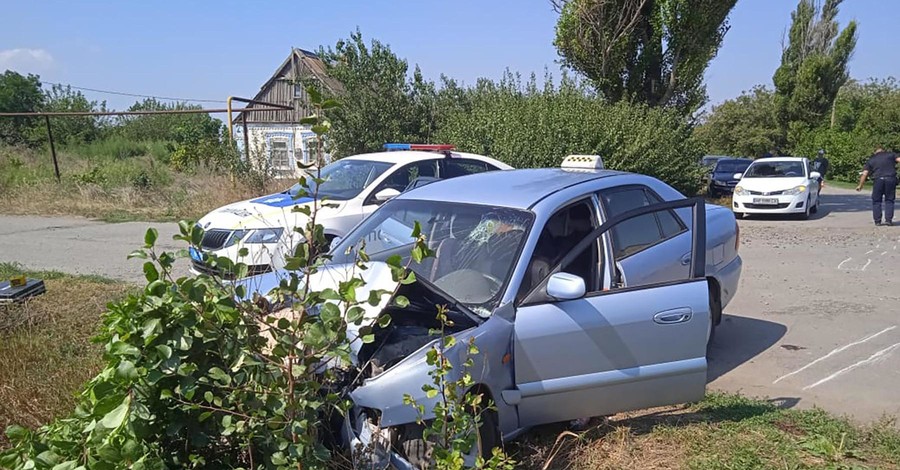 В Запорожской области пьяный водитель снес полицейского: переломало обе ноги