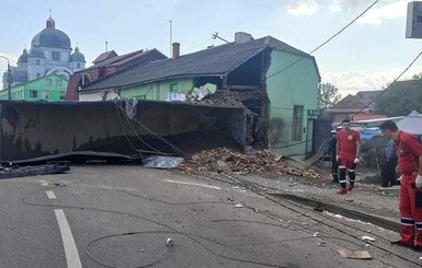 Под Львовом груженая фура въехала в придорожный магазин, трое погибших