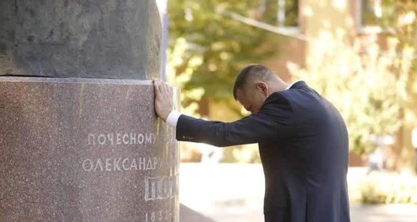 В Днепре придумали, как использовать памятник Петровскому