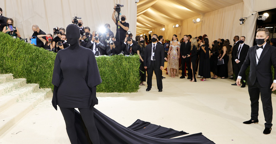 Ким Кардашьян появилась на Met Gala в платье-чехле от Balenciaga и балаклаве