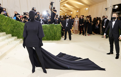 Ким Кардашьян появилась на Met Gala в платье-чехле от Balenciaga и балаклаве