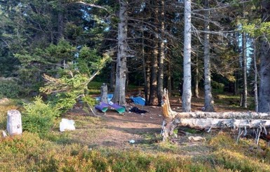 Взрыв в Прикарпатье: туристы продолжают штурмовать гору Кукул, несмотря на опасность