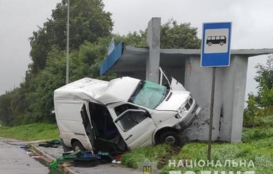 На Львовщине грузовик протаранил остановку, погиб человек