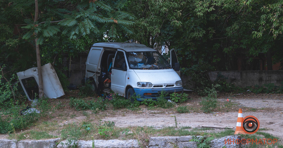 У Дніпрі молодий охоронець помер в покинутому авто, де він жив