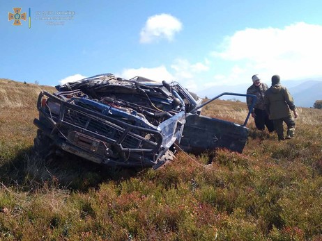 В Карпатах перевернулся внедорожник, пострадали двое туристов