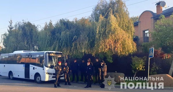 Біля будинку Порошенка в Козині чергують поліцейські та спецназівці