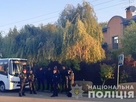 У дома Порошенко в Козине дежурят полицейские и спецназовцы 