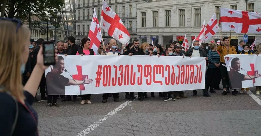 На улицы Тбилиси вышли тысячи людей, требуют выпустить из тюрьмы Саакашвили