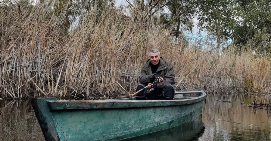 Доктору Комаровському - 61! Відзначати він відправився на рибалку