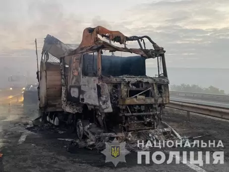 Появилось видео с места смертельной аварии на одесской трассе: машины выгорели полностью, число погибших уточняется