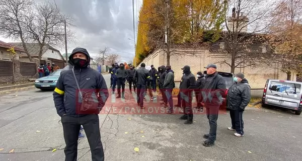 Під будинком нардепа Медведчука, підозрюваного в держзраді, проходять дві акції