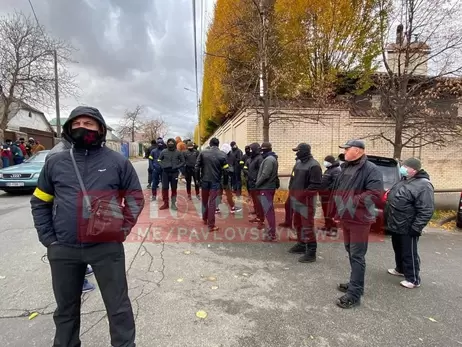 Под домом нардепа Медведчука, подозреваемого в госизмене, проходят две акции