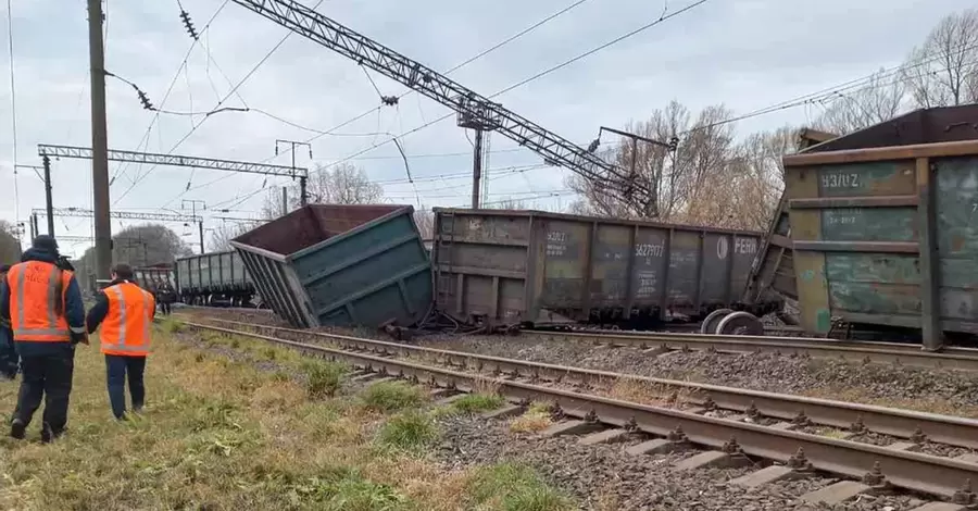 На Житомирщині перекинулися вагони, затримуються пасажирські потяги