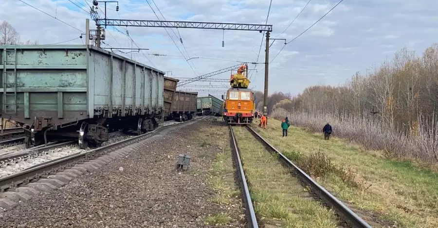 В Україні 27 поїздів спізнюються на кілька годин через аварію на коліях