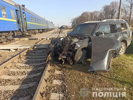 На Харьковщине на железнодорожном переезде поезд раздавил авто, есть пострадавшая