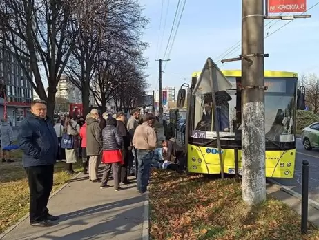 В центре Львова за рулем умер водитель автобуса, машина врезалась в опору