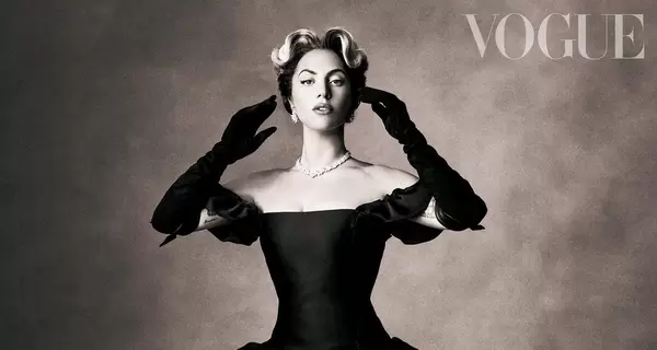 Леді Гага постала одразу на двох обкладинках Vogue: у плащі від Valentino та сукні Schiaparelli