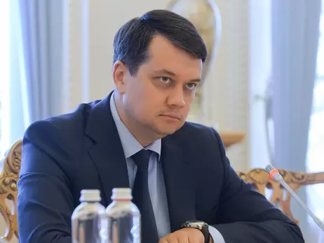 Разумков розповів, як на офіційних заходах його садили подалі від президента