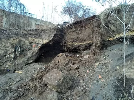 На Сумщині хлопчика засипало ґрунтом, дитина загинула