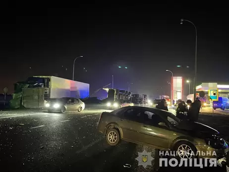 У Харкові вантажівка роздавила таксі, загинули не менше трьох людей