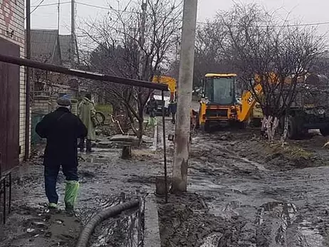 В Херсоне прорвал канализационный трубопровод: 20-метровая струя фекалий залила пять домов