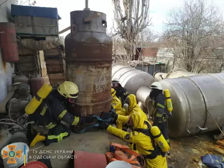 В Одесі рятувальники зупинили розлив небезпечних хімікатів на заводі