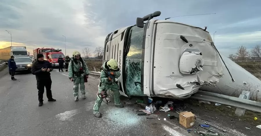 Під Вінницею перекинулася автоцистерна з аміаком