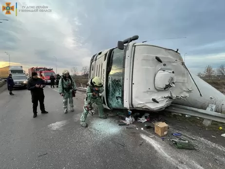 Під Вінницею перекинулася автоцистерна з аміаком