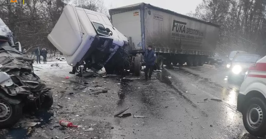 Очевидец ДТП под Черниговом, в котором погибли 13 человек: Женщина вытирала кровь снегом, люди падали от боли