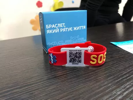 В Днепре пожилым и больным людям начали выдавать QR-браслеты