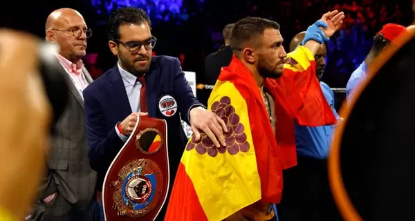 Ломаченко завоевал титул WBO Inter-Continental, отправив Комми в нокдаун