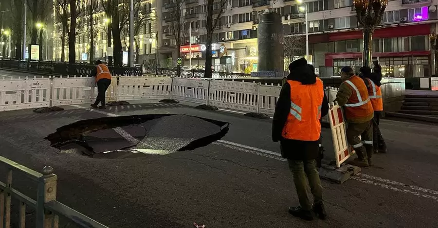 В Киеве на бульваре Шевченко провалился асфальт, движение в сторону Крещатика перекрыли до утра