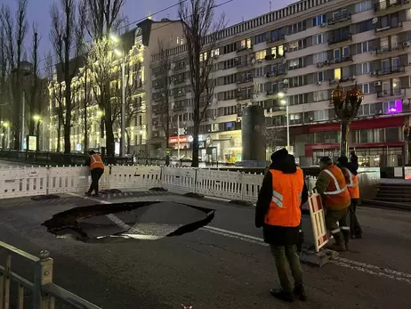 У Києві на бульварі Шевченка провалився асфальт, рух у бік Хрещатика перекрили до ранку