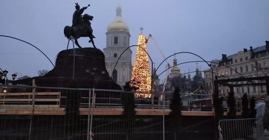 У Києві засяяла головна ялинка із десятьма тисячами іграшок