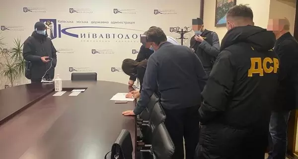 Прокуратура знову проводить обшуки у 