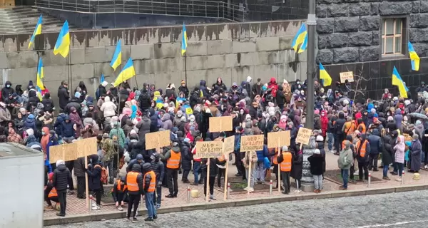 Кого ховали біля Верховної Ради і до чого тут Шмигаль та Сорос?